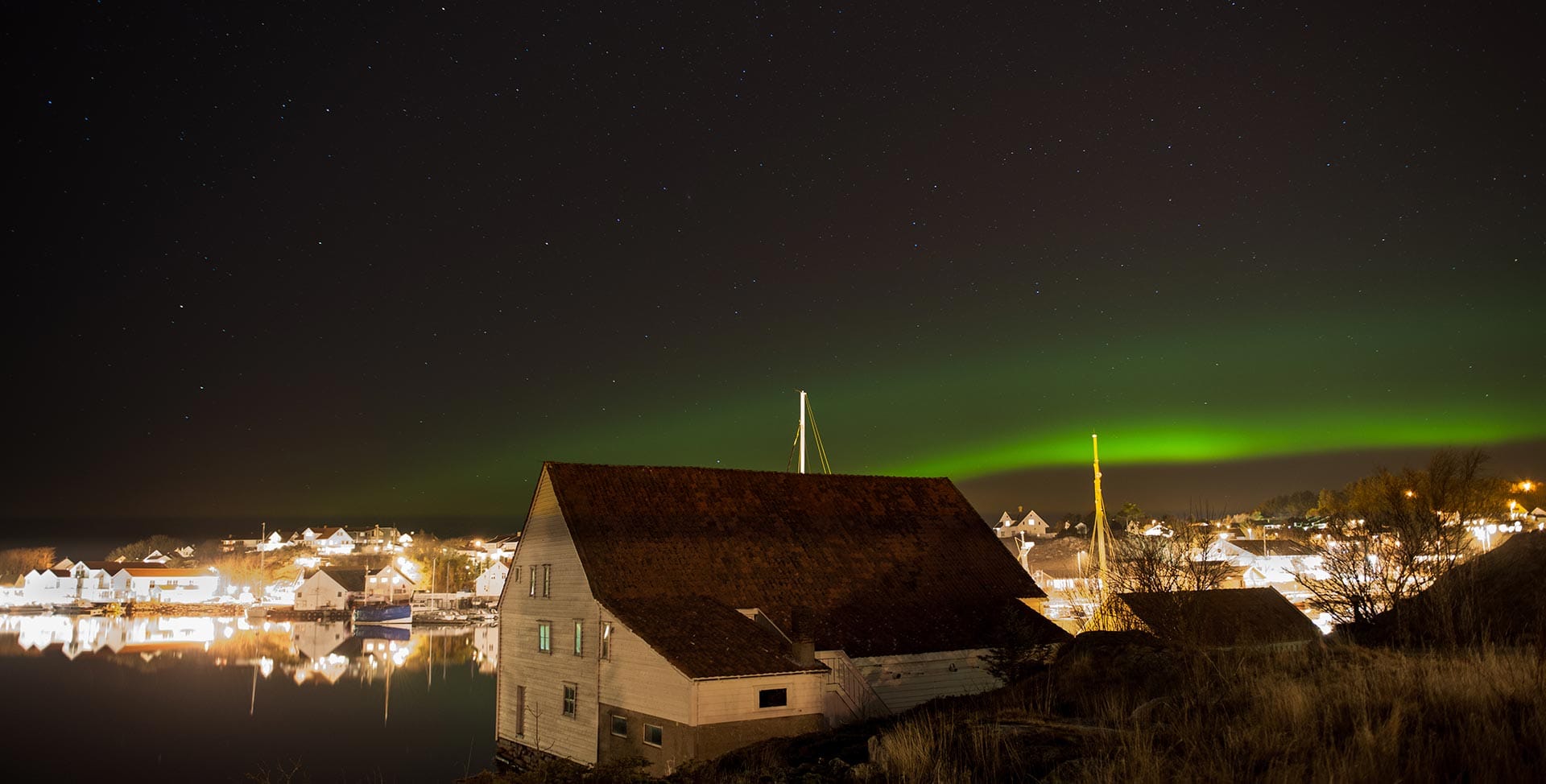 Nordlys - hotellet nede til venstre. Foto: Atle Havnerås